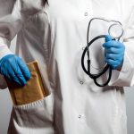 Σε ποινή φυλάκισης τριών ετών και χρηματική ποινή 30.000 ευρώ καταδικάστηκε ο πρώην διευθυντής καρδιοχειρουργικής του Ιπποκράτειου