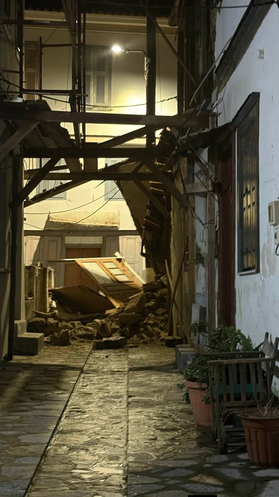 Εντείνονται οι συζητήσεις και οι αντιπαραθέσεις με φόντο τις συνέπειες από τον φονικό σεισμό στη Σάμο