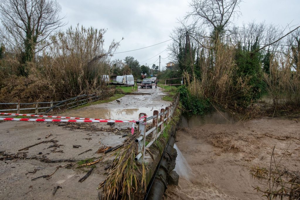 Έναν νεκρό και πολλά προβλήματα άφησε πίσω της η κακοκαιρία - Πού θα βρέξει σήμερα Παρασκευή - ertnews.gr