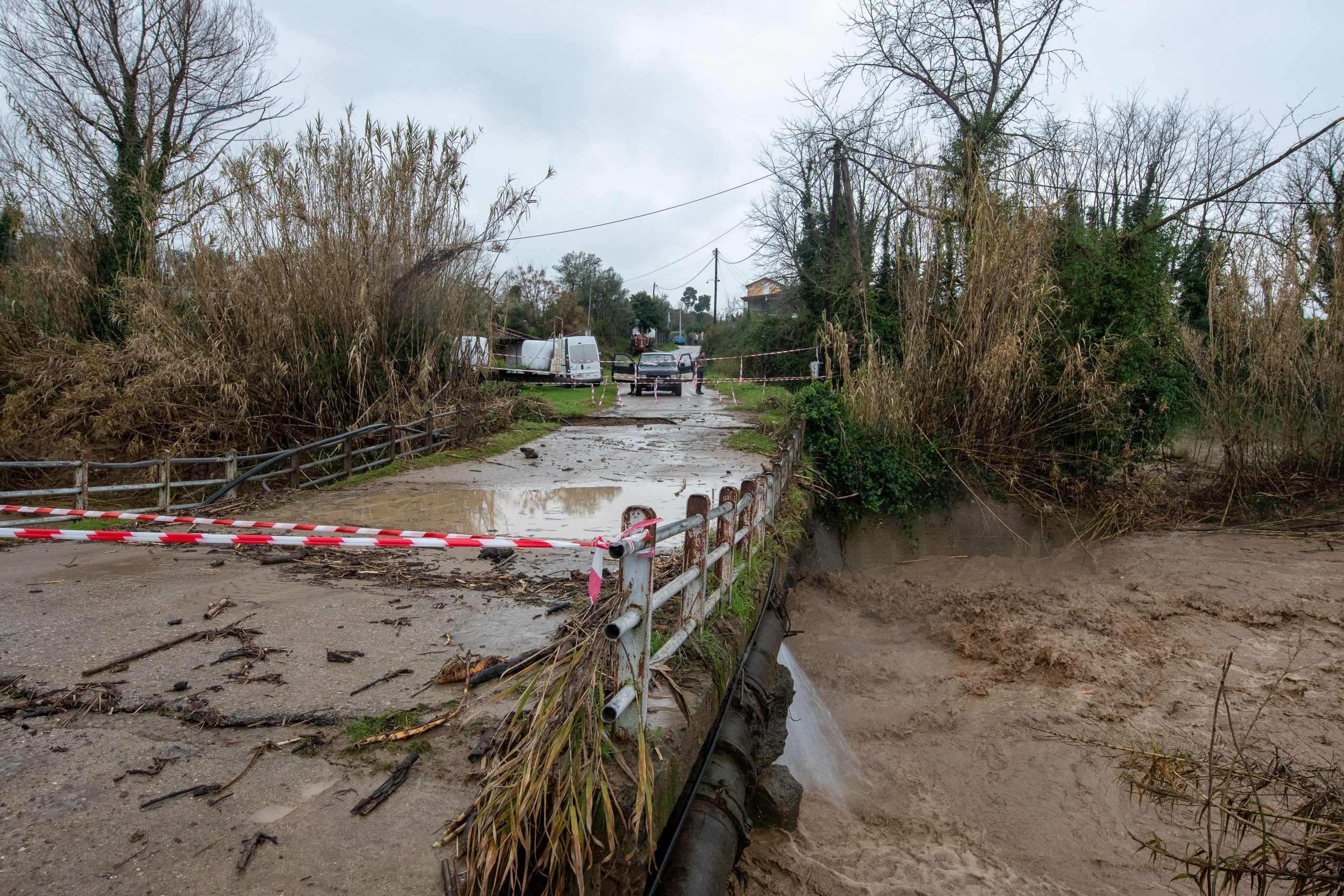 Έναν νεκρό και πολλά προβλήματα άφησε πίσω της η κακοκαιρία - Πού θα βρέξει σήμερα Παρασκευή - ertnews.gr