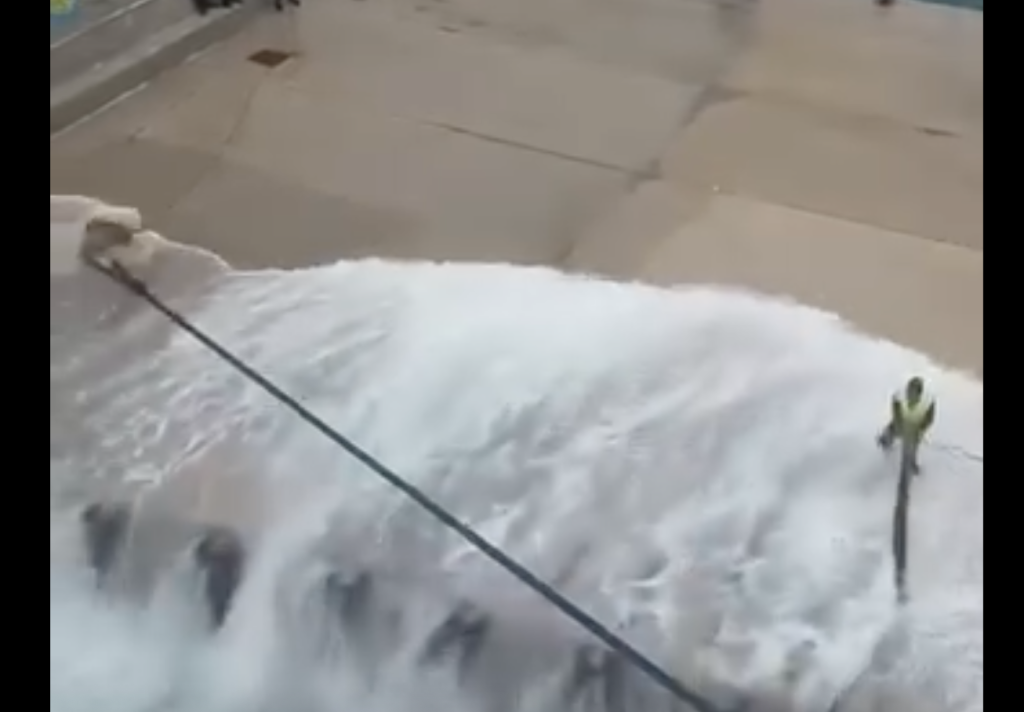 Μάχη με τα κύματα στο Διαφάνι Καρπάθου: Το BLUE STAR CHIOS παλεύει με την κακοκαιρία