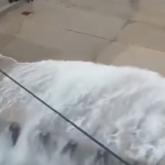 Μάχη με τα κύματα στο Διαφάνι Καρπάθου: Το BLUE STAR CHIOS παλεύει με την κακοκαιρία