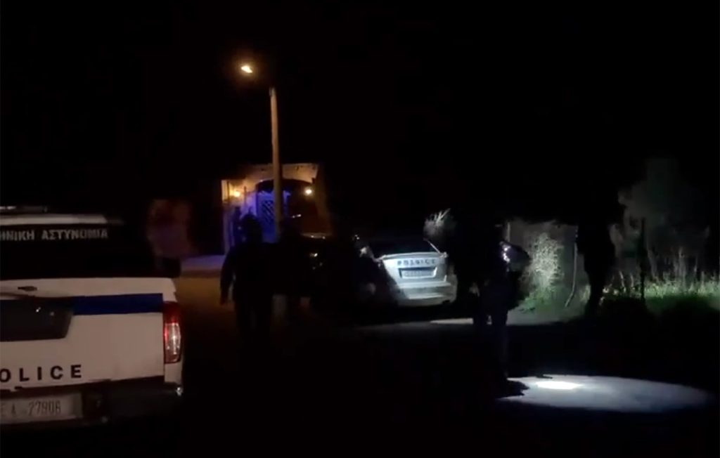 Συνελήφθη ο Χρήστος Μαυρίκης που είχε ταμπουρωθεί στο σπίτι του και πυροβόλησε στον αέρα στα Σπάτα – Θρίλερ για έξι ώρες