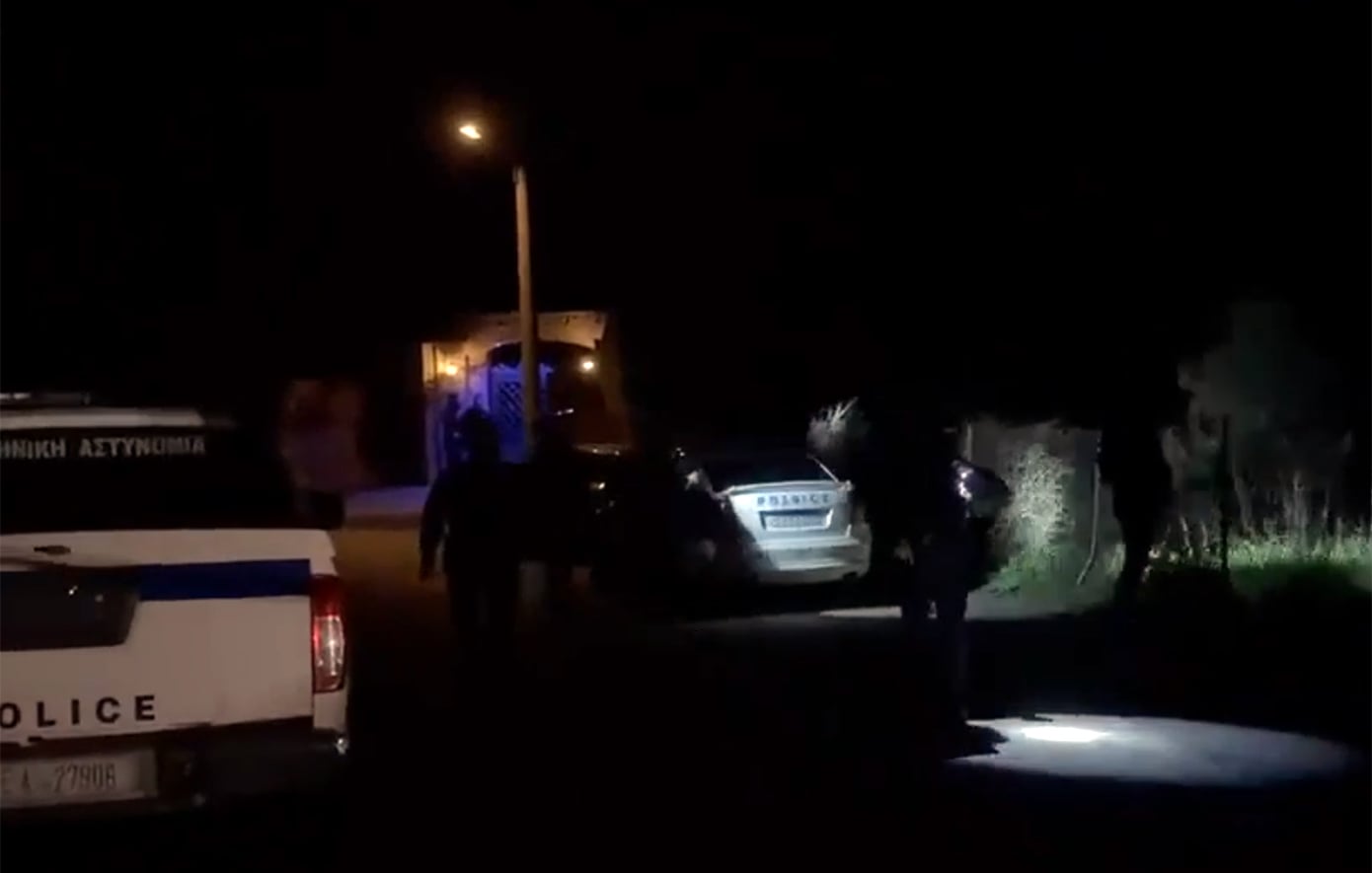 Συνελήφθη ο Χρήστος Μαυρίκης που είχε ταμπουρωθεί στο σπίτι του και πυροβόλησε στον αέρα στα Σπάτα – Θρίλερ για έξι ώρες