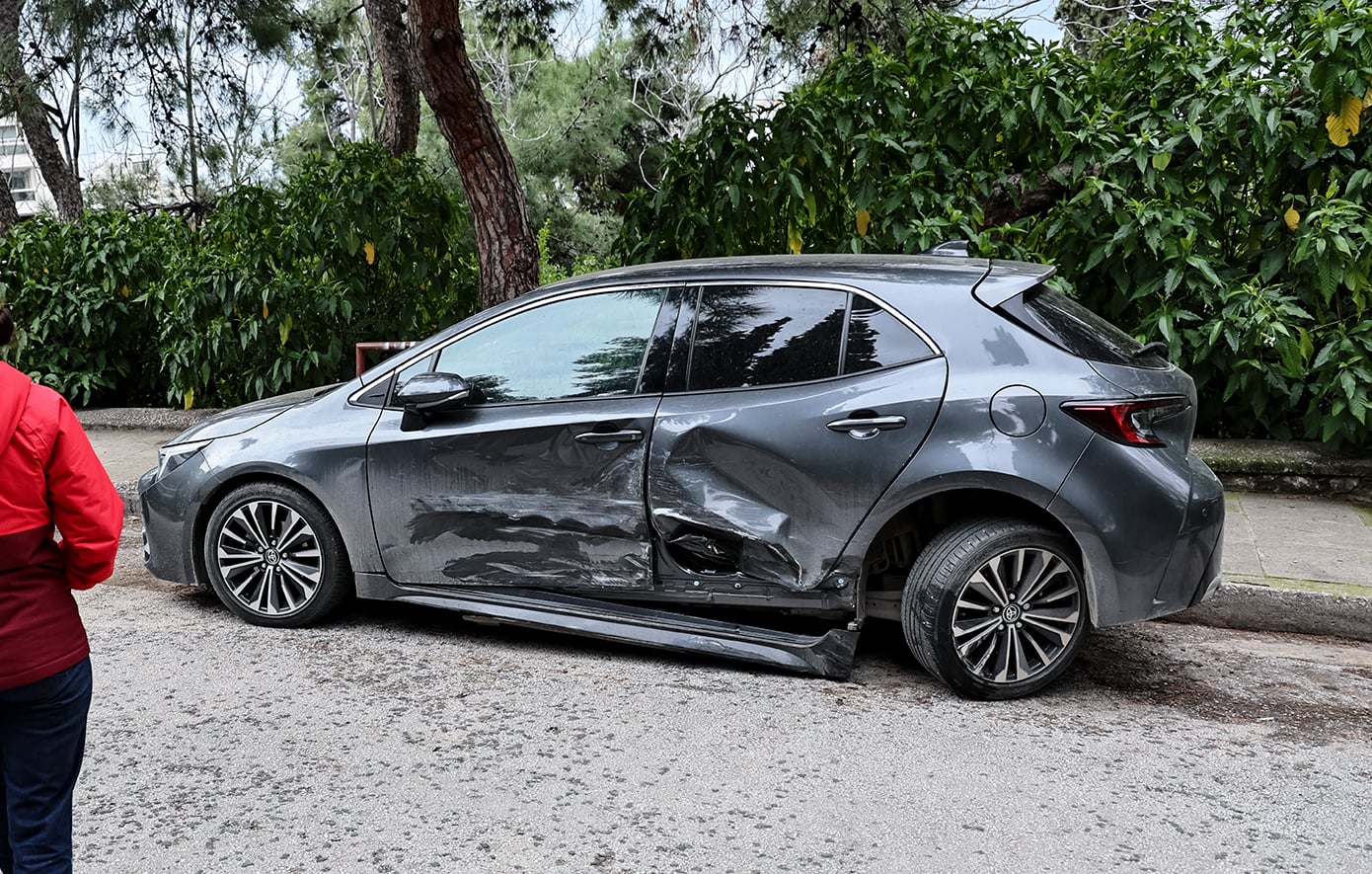 «Ήπια ένα ποτό» – Η ποινή που επιβλήθηκε στην τραγουδίστρια γνωστού συγκροτήματος για τις ζημιές που προκάλεσε στο Κολωνάκι