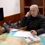 Φωτογραφία όλο νόημα του Νετανιάχου: Συνομιλεί με Τραμπ έχοντας μπροστά του χάρτη της Μέσης Ανατολής και το βιβλίο «Σύμμαχοι σε πόλεμο»