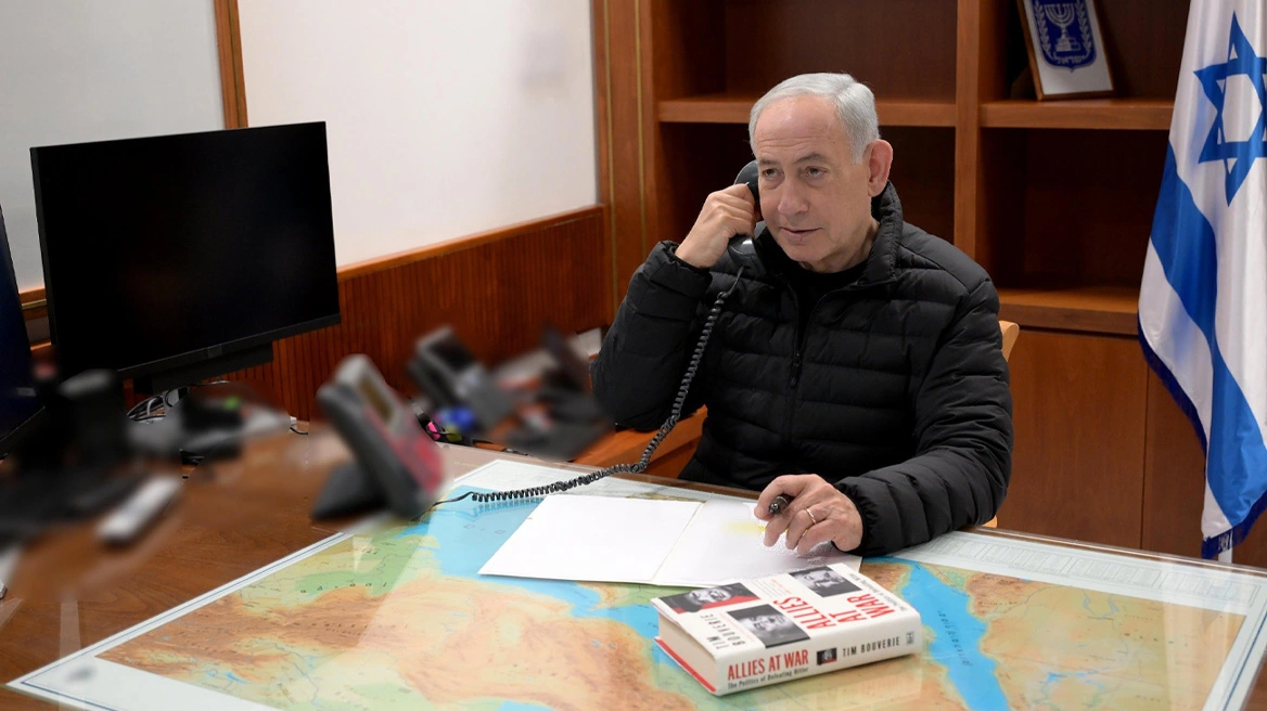 Φωτογραφία όλο νόημα του Νετανιάχου: Συνομιλεί με Τραμπ έχοντας μπροστά του χάρτη της Μέσης Ανατολής και το βιβλίο «Σύμμαχοι σε πόλεμο»