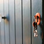 Η πόρτα τρίζει σαν σε ταινία τρόμου; Το υλικό της κουζίνας που θα τη «σωπάσει» για πάντα