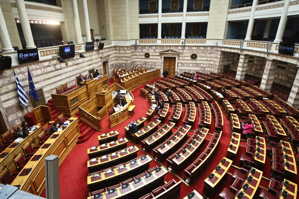 Πολιτικοί διαξιφισμοί για το Μεταναστευτικό - Τι προβλέπει το νομοσχέδιο που συζητείται στη Βουλή - ertnews.gr