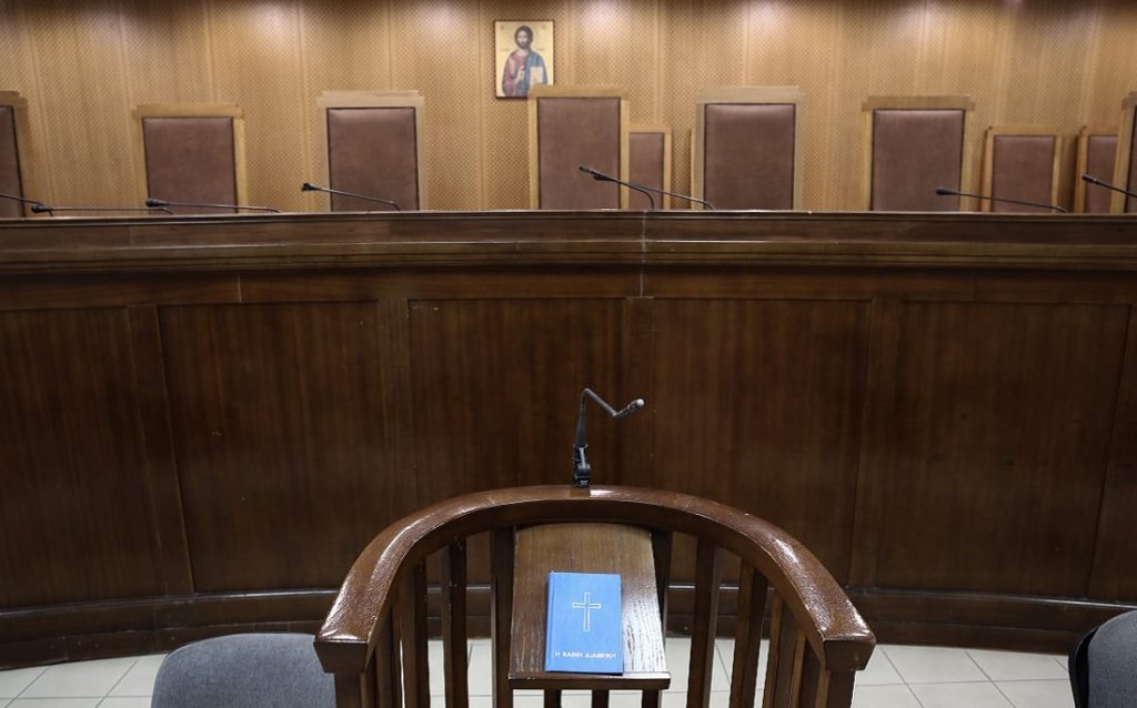 Ξεκίνησε η δίκη τριών αστυνομικών που κατηγορούνται για βιασμό 19χρονης στο ΑΤ Ομόνοιας