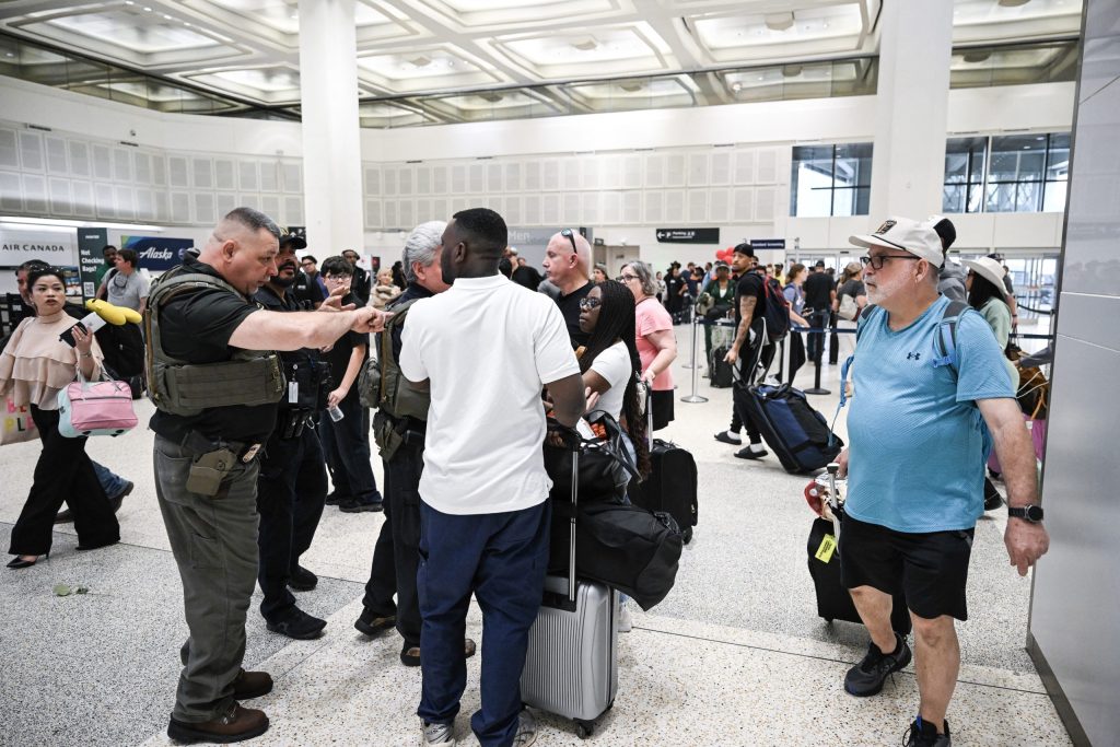 ΗΠΑ: Πράκτορες της ICE ανέλαβαν την ασφάλεια σε 14 αεροδρόμια - ertnews.gr