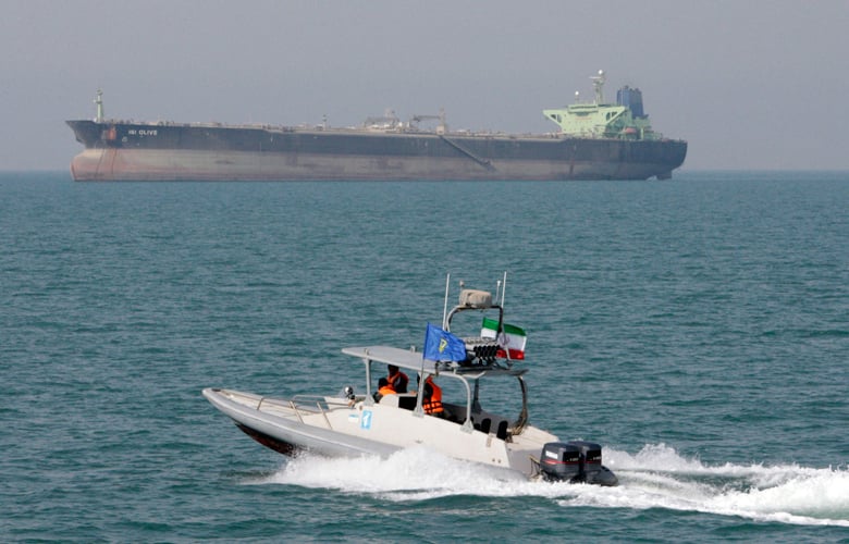 Σε «αδράνεια» η ναυσιπλοΐα στον Περσικό Κόλπο, με τουλάχιστον 200 πλοία να έχουν ρίξει άγκυρα – Εκτίναξη ναύλων και ασφαλίστρων