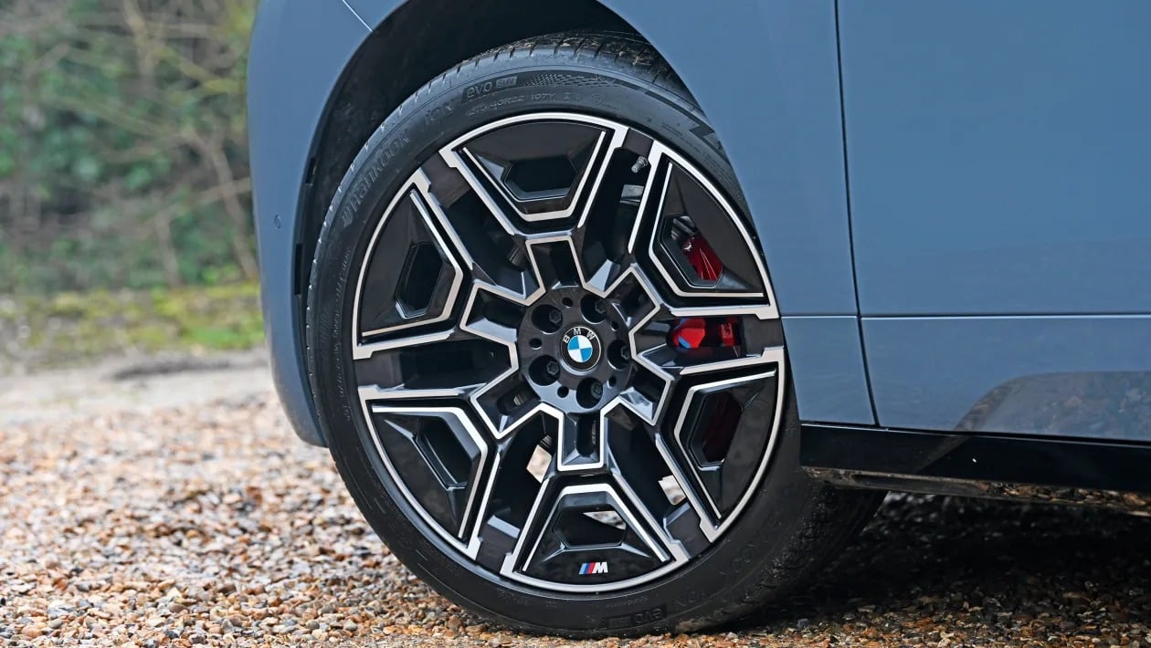 BMW iX εναντίον Volvo EX90: Ποιο premium ηλεκτρικό SUV κερδίζει;