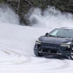 Το Polestar 4 δοκιμάζεται στον πάγο: Με το πλάι... και όπου πάει