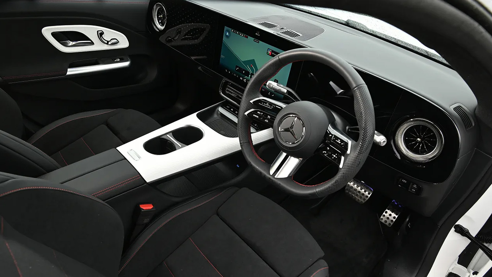 Οδηγούμε τη νέα Mercedes-Benz CLA στην ηλεκτρική και υβριδική εκδοχή της