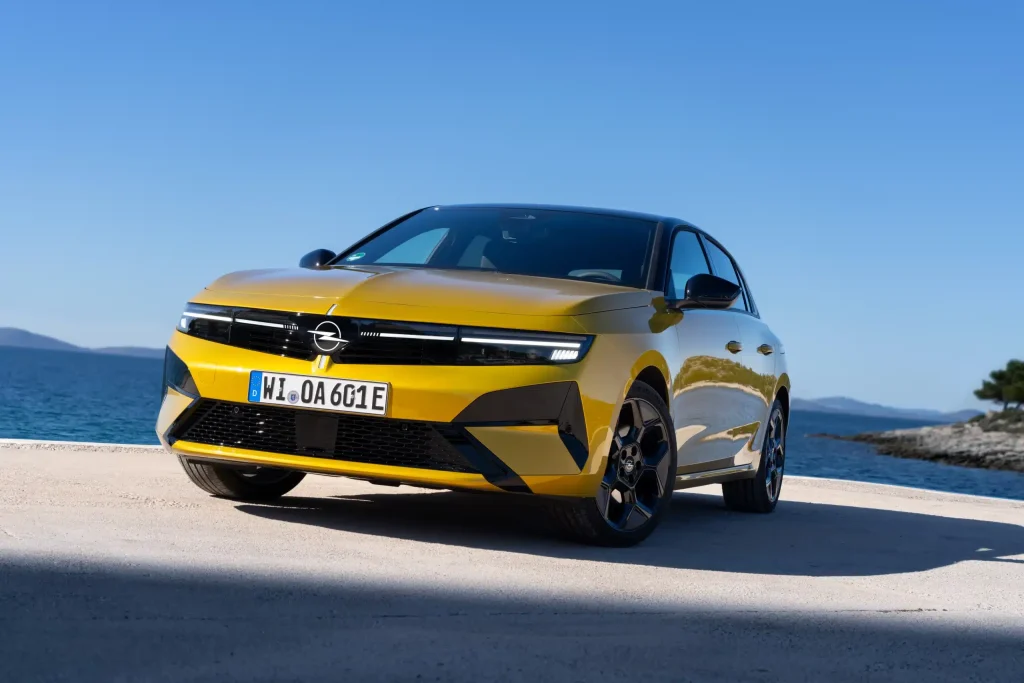 Βρείτε τους καρχαρίες στο νέο Opel Astra