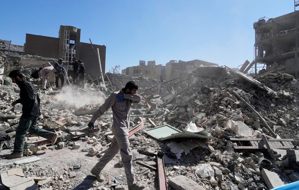 Στην β’ φάση μπαίνουν οι επιθέσεις στο Ιράν: Το Ισραήλ θα χτυπήσει τις υπόγειες εγκαταστάσεις πυραύλων