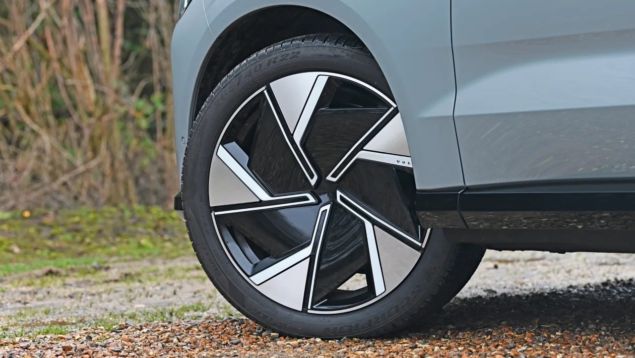 BMW iX εναντίον Volvo EX90: Ποιο premium ηλεκτρικό SUV κερδίζει;