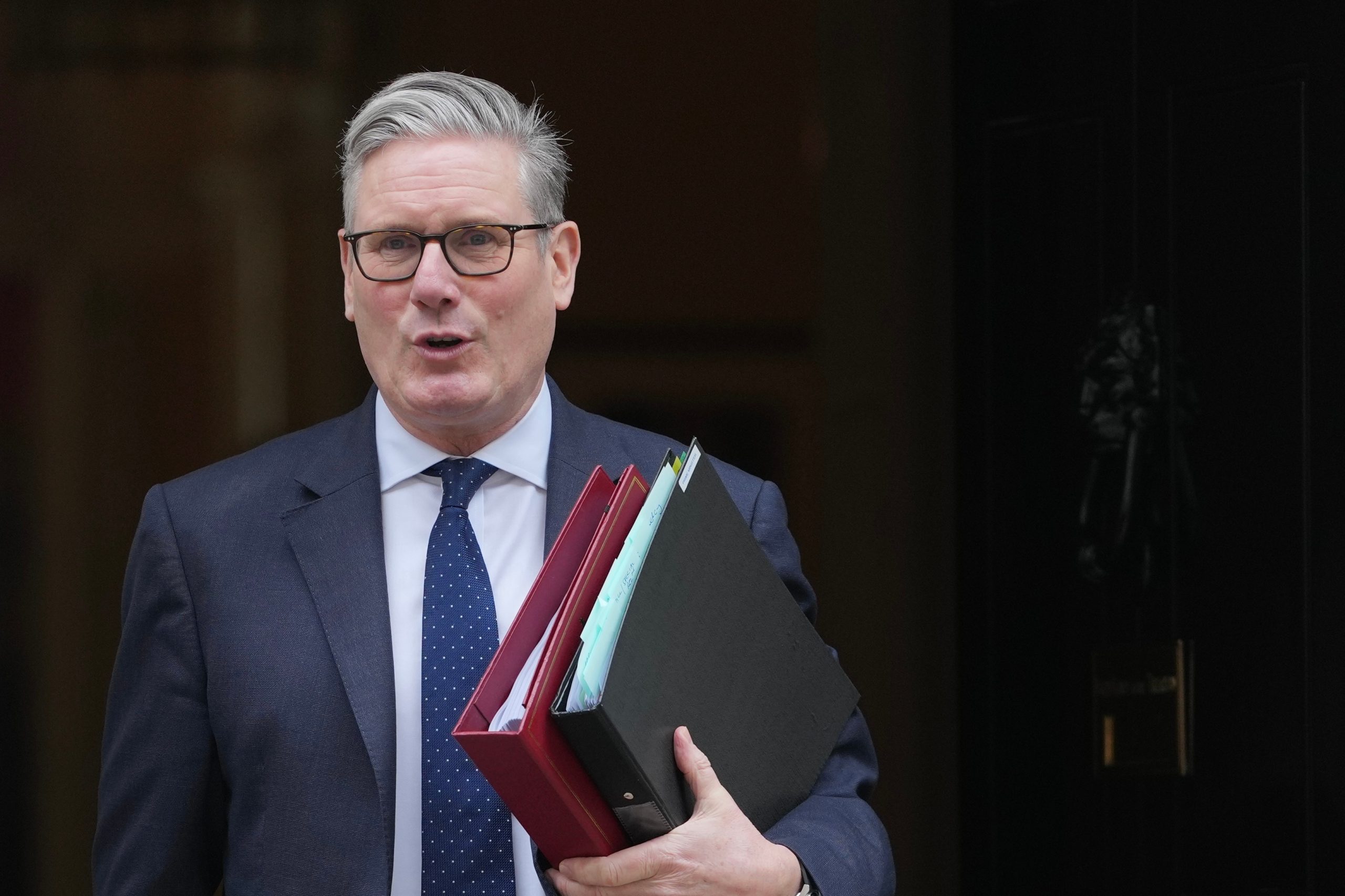 Στάρμερ: Αναδίπλωση σε 48 ώρες και προβλήματα στον επαναπατρισμό Βρετανών - ertnews.gr