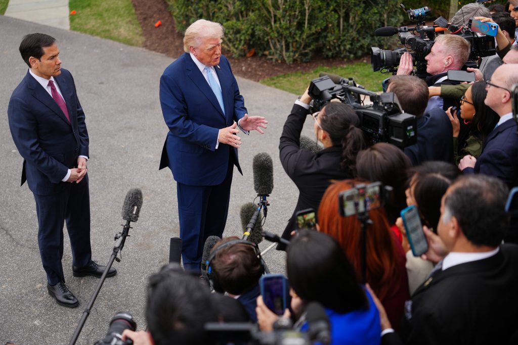 Τραμπ: Εξετάζω αποκλιμάκωση στο Ιράν, πλησιάζουμε στην επίτευξη των στόχων μας