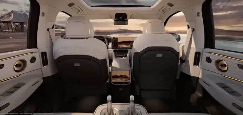 Πρώτες εικόνες από το εσωτερικό του Zeekr 8X των 1.400 PS