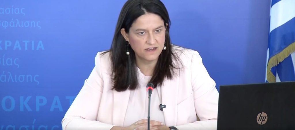 Κατώτατος στα 920 ευρώ με ευρύτερες επιπτώσεις σε επιδόματα και Δημόσιο