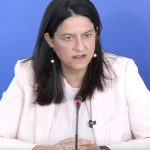 Κατώτατος στα 920 ευρώ με ευρύτερες επιπτώσεις σε επιδόματα και Δημόσιο