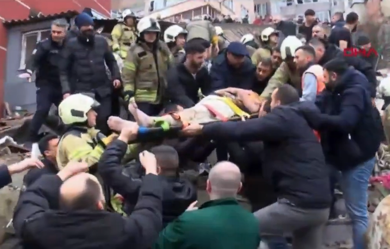 Πανικός στην Κωνσταντινούπολη: Κατέρρευσαν δύο κτίρια – Σοκάρει το βίντεο