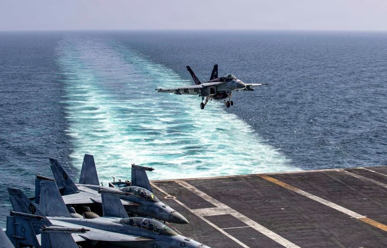 Το Ιράν λέει ότι εκτόξευσε πυραύλους κρουζ προς την κατεύθυνση του αμερικανικού αεροπλανοφόρου Abraham Lincoln