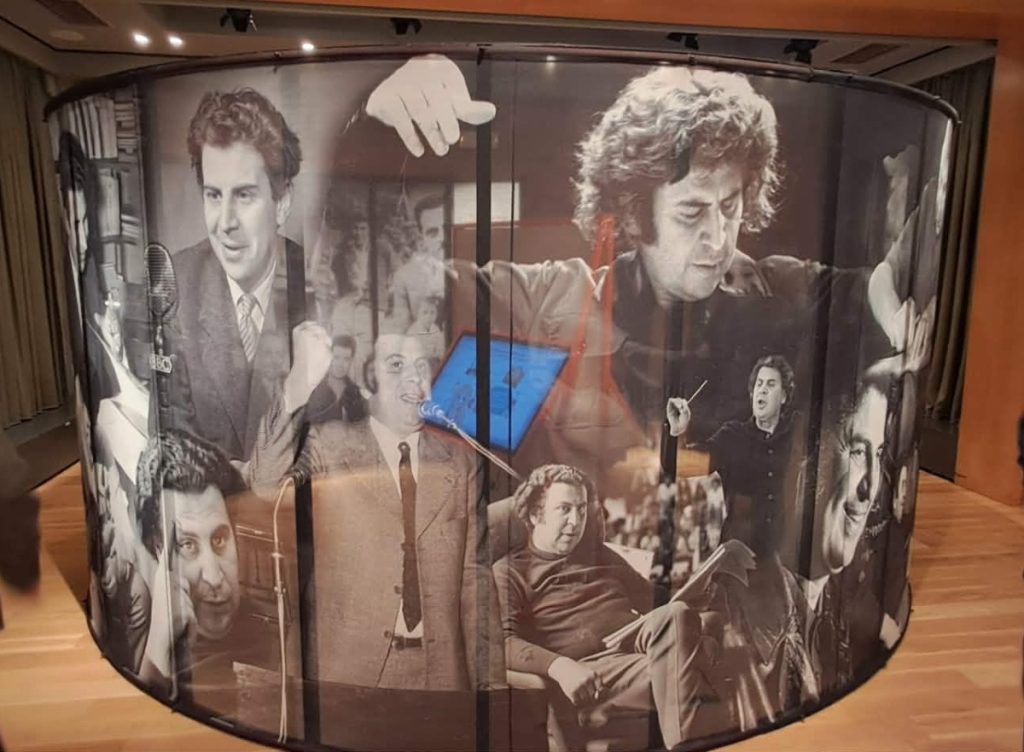 Εγκαινιάστηκε η έκθεση για τον Μίκη Θεοδωράκη στο Μουσείο Ελιάς και Ελληνικού Λαδιού στη Σπάρτη