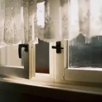 Πώς να καθαρίσετε τα εξωτερικά παράθυρα εύκολα και με ασφάλεια: Το μυστικό για τζάμια που λάμπουν