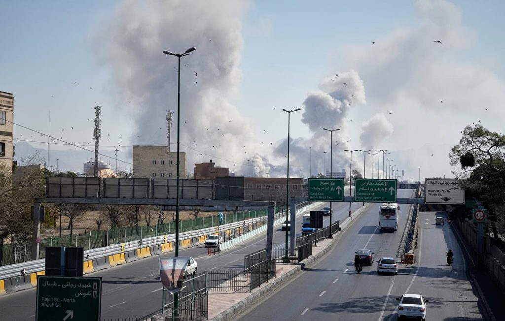 Δύο μεγάλες ιρανικές χαλυβουργίες στόχος σφοδρών βομβαρδισμών