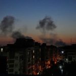 Το Ισραήλ βομβαρδίζει την Τεχεράνη και οι Φρουροί της Επανάστασης «περιμένουν» τις αμερικανικές δυνάμεις στο Στενό του Ορμούζ