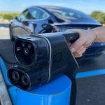 Ο πόλεμος στο Ιράν εκτοξεύει την υιοθέτηση των ηλεκτρικών αυτοκινήτων παγκοσμίως