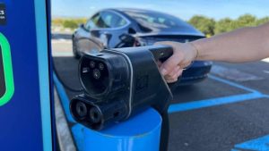 Ο πόλεμος στο Ιράν εκτοξεύει την υιοθέτηση των ηλεκτρικών αυτοκινήτων παγκοσμίως