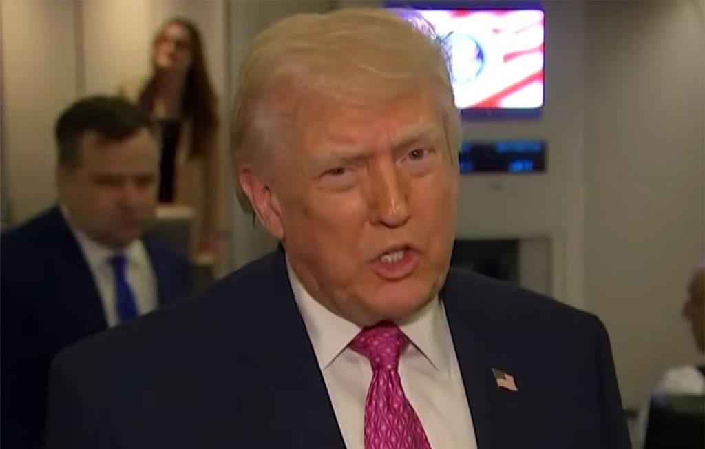 Ο Τραμπ μιλάει για πιθανή συμφωνία μετά την «αλλαγή καθεστώτος» στο Ιράν – Θεωρεί πως ο στρατός του μπορεί να κυριεύσει «πολύ εύκολα» το νησί Χαργκ