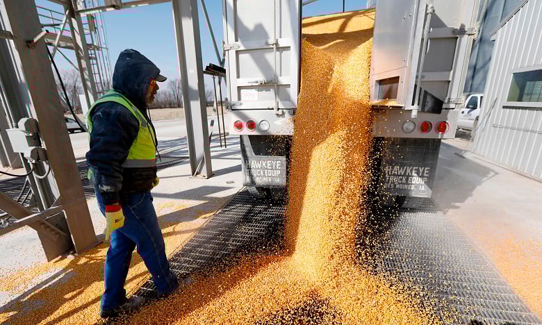 Ο πόλεμος στο Ιράν στρεβλώνει τη φετινή σπορά στις ΗΠΑ — λιγότερο καλαμπόκι, περισσότερη σόγια