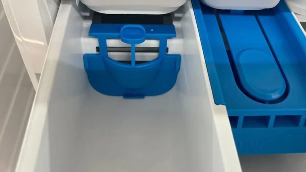 Το κρυφό κλαπέτο στο συρτάρι του πλυντηρίου ρούχων που βοηθάει στην εξοικονόμηση απορρυπαντικού.