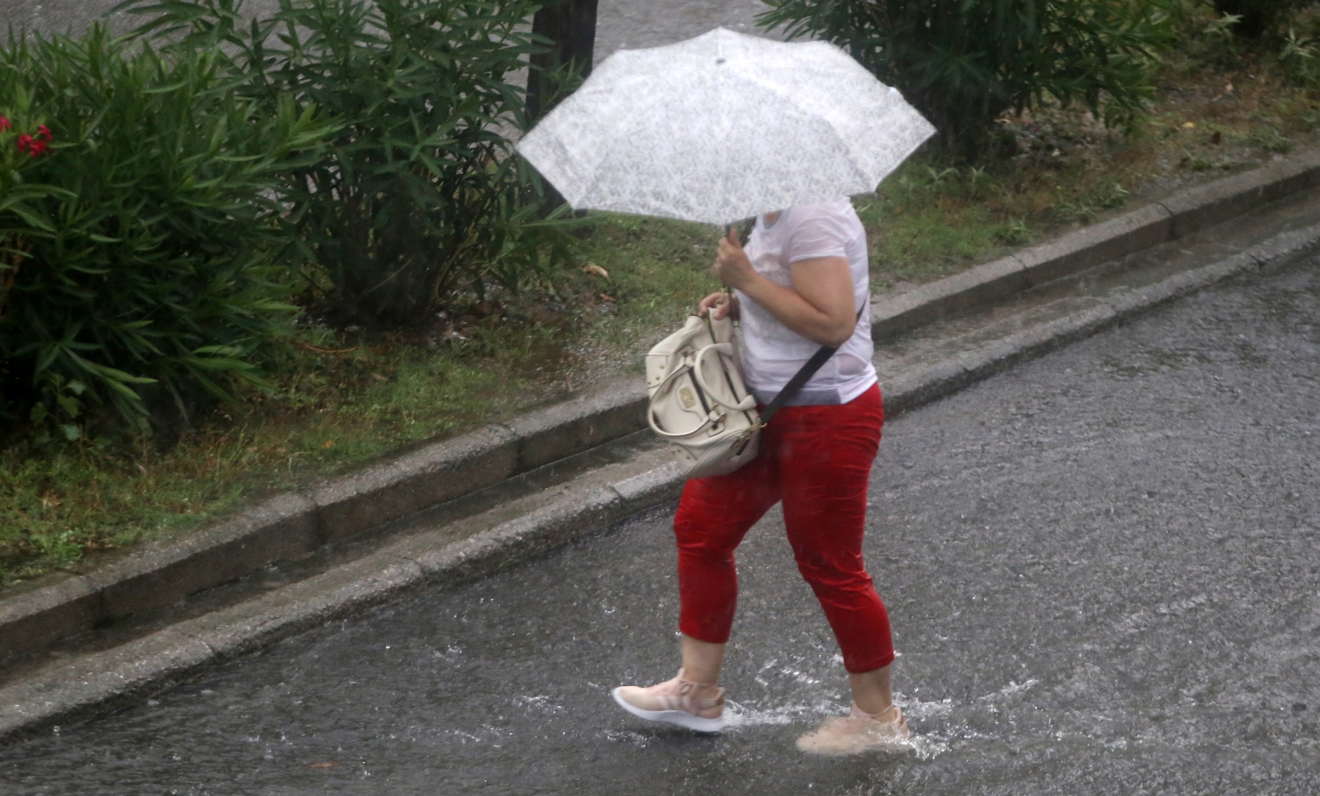 woman walking wet road rain_INTIME woman walking wet road rain_INTIME
