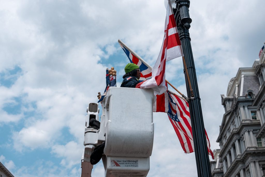 Kατά λάθος αυστραλιανές σημαίες στην Ουάσινγκτον για την υποδοχή του βασιλιά Καρόλου - ertnews.gr
