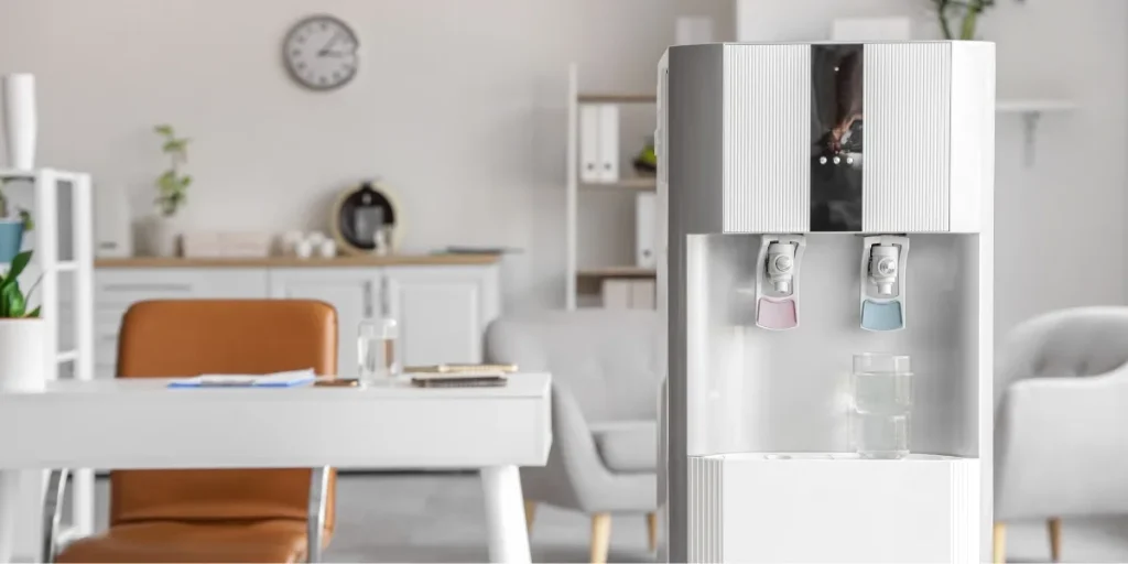 ψυκτης νερου σε περιβαλλον γραφειου