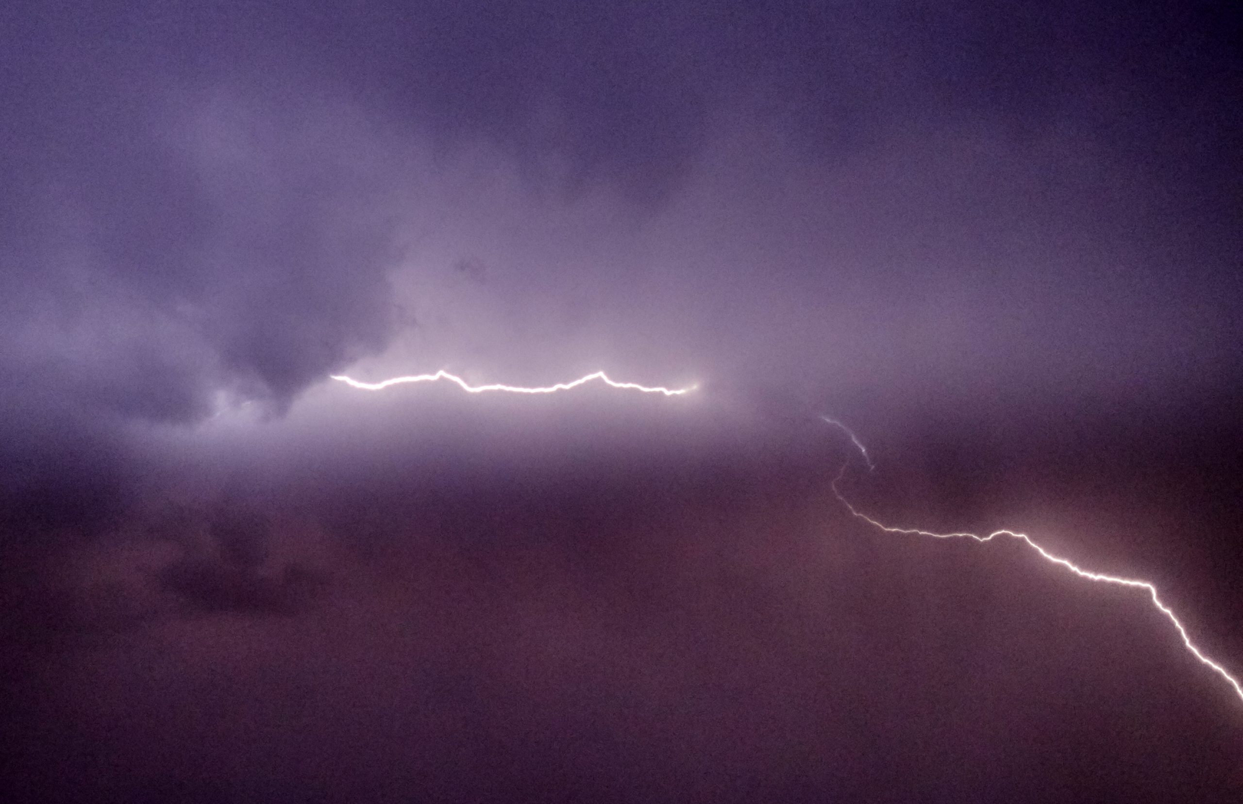 Μείνετε μέσα και ανάψτε τα φώτα: Νέες οδηγίες για την κακοκαιρία