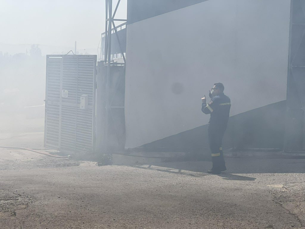 Καλαμάτα: Μεγάλη φωτιά σε επιχείρηση πλαστικών – Επικίνδυνοι καπνοί και διακοπή κυκλοφορίας