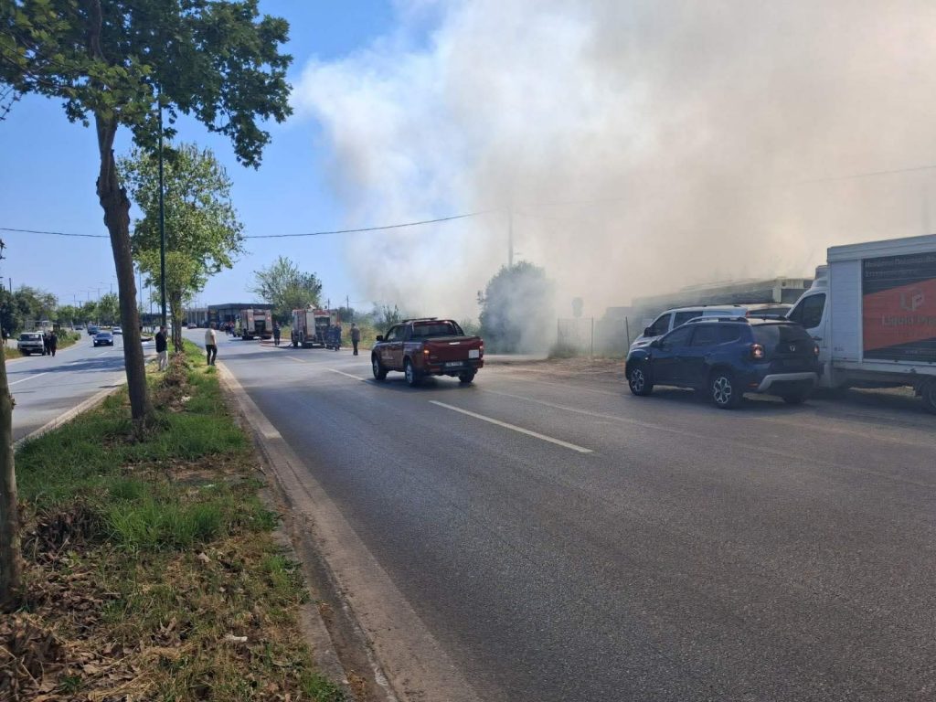 Καλαμάτα: Μεγάλη φωτιά σε επιχείρηση πλαστικών – Επικίνδυνοι καπνοί και διακοπή κυκλοφορίας