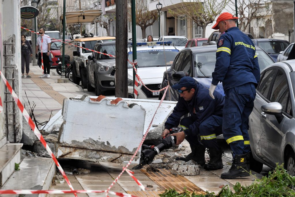 Τραγωδία στην Κόρινθο: Μπαλκόνι συνέθλιψε 43χρονη γυναίκα – Από την κατάρρευση τραυματίστηκε το ένα παιδί της