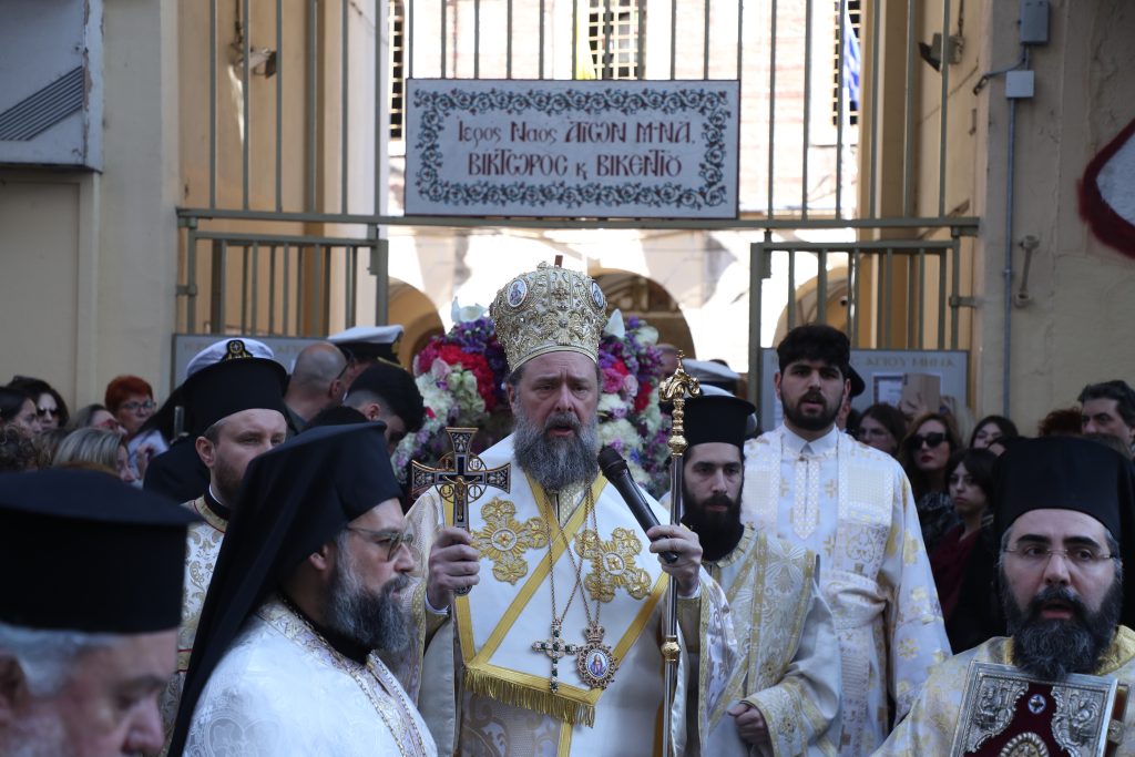 Θεσσαλονίκη: Με κατάνυξη η περιφορά του Επιταφίου του Αγίου Μηνά (εικόνες)