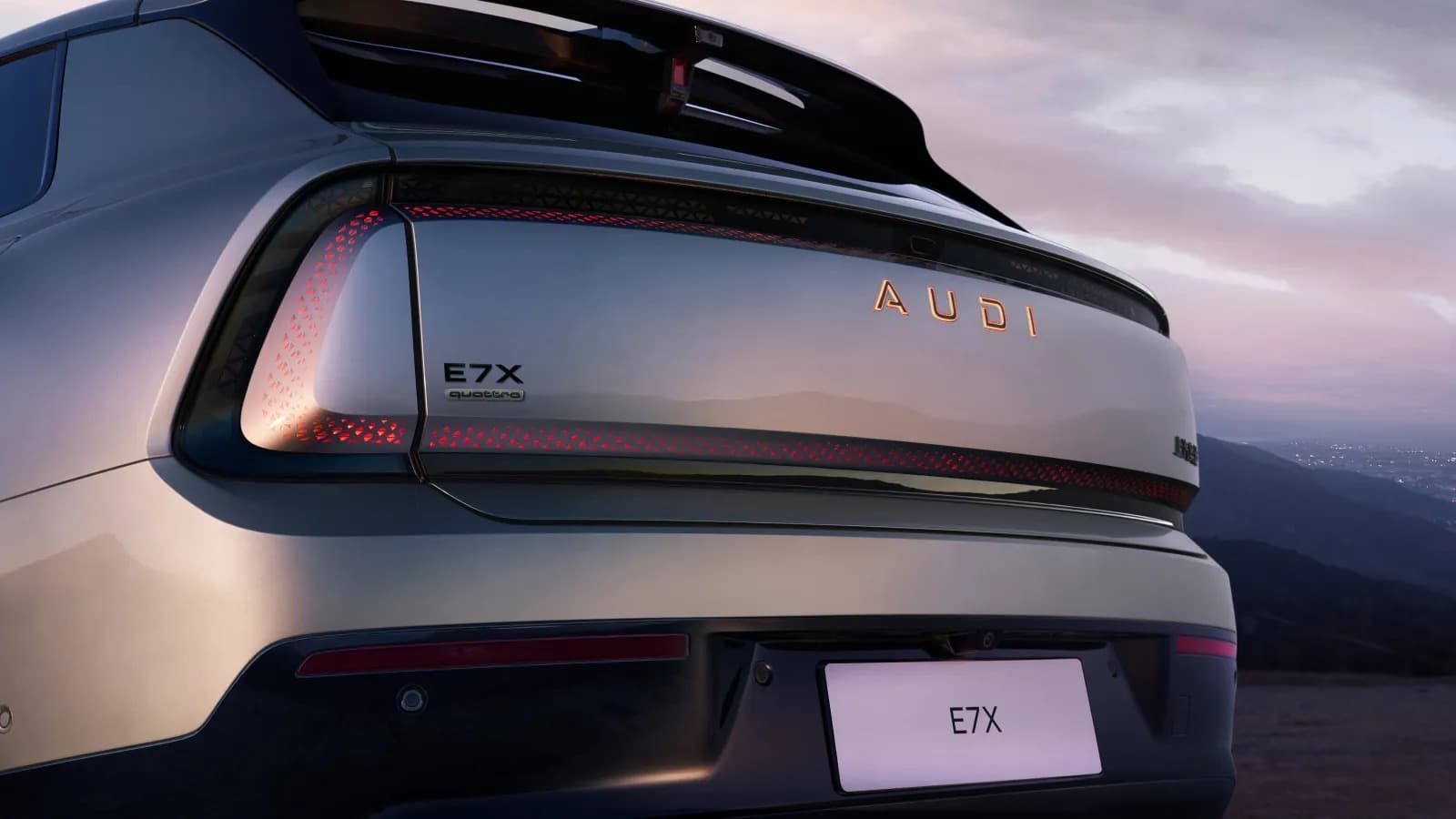 AUDI E7X: Το ηλεκτρικό SUV χωρίς... δαχτυλίδια αποκαλύπτεται με 680 PS και καμπίνα… από το μέλλον