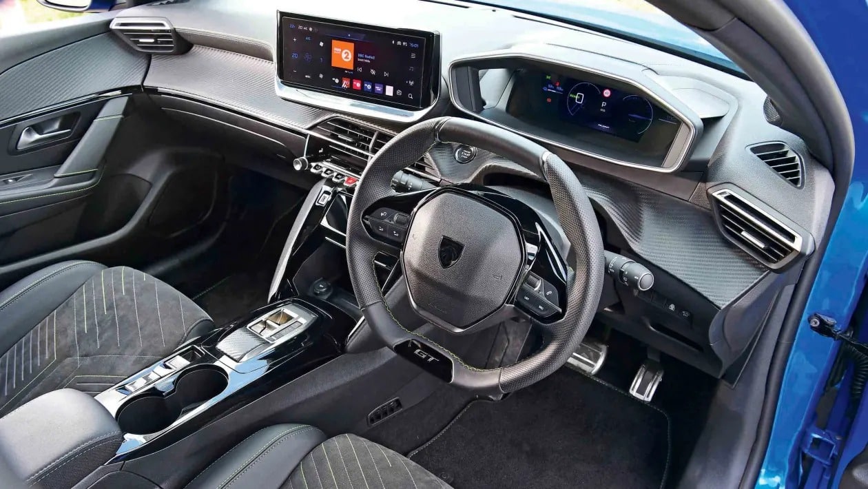 Peugeot E-208: Πόσο καλά αντέχει απέναντι στα νεότερα ηλεκτρικά;