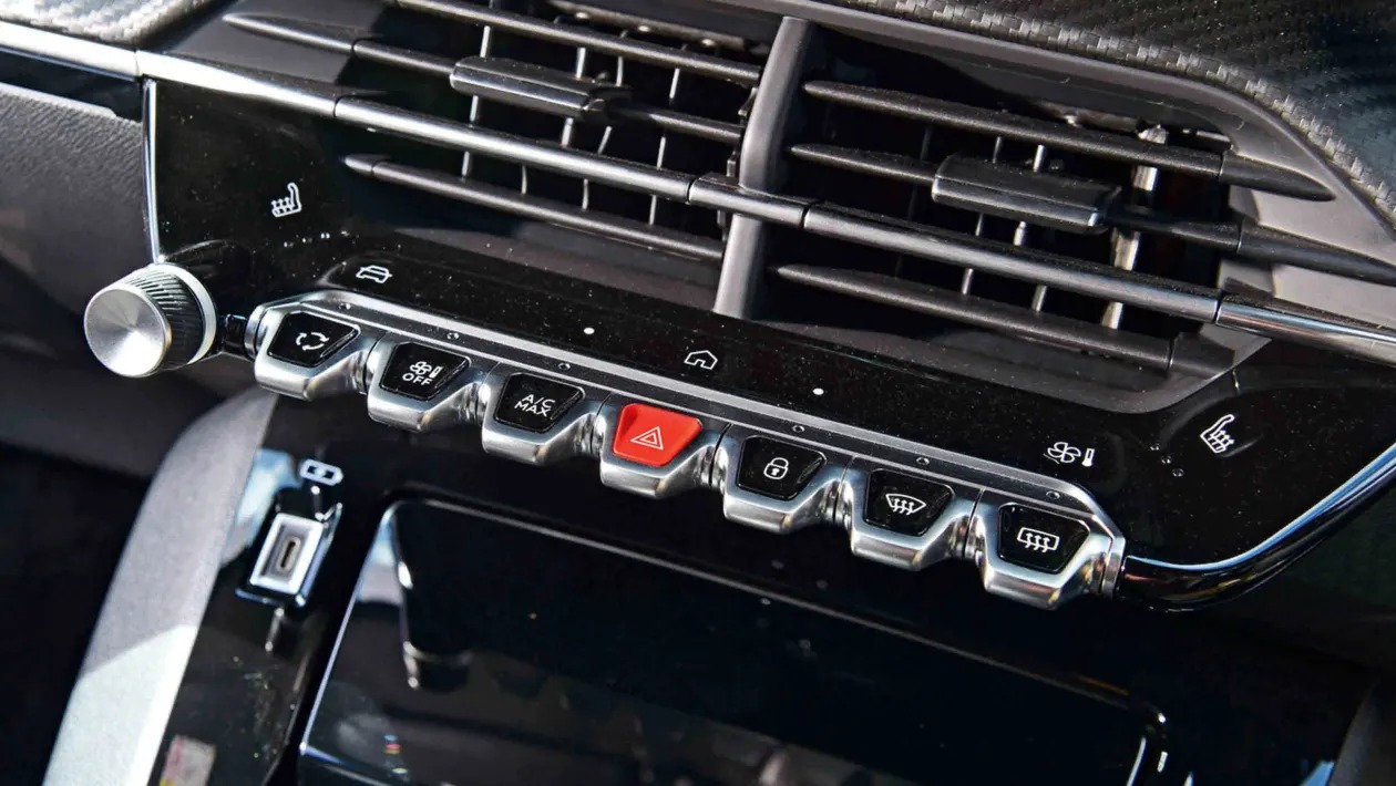 Peugeot E-208: Πόσο καλά αντέχει απέναντι στα νεότερα ηλεκτρικά;