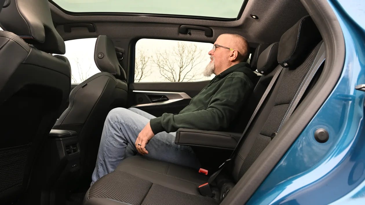 Renault Austral vs Opel Grandland: Ποιο υβριδικό SUV προσφέρει περισσότερα;